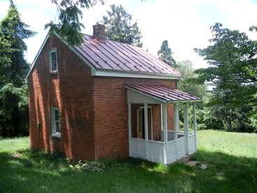Charming Cottage Rental next to Appalachian Trail in Front Royal, Virginia - glamping.directory