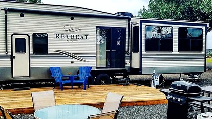 Modern Pet-Friendly RV Suite with Private Deck, Firepit & Full Kitchen near Williams, Arizona - Williams, Arizona - glamping.directory