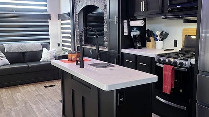 Modern Pet-Friendly RV Suite with Private Deck, Firepit & Full Kitchen near Williams, Arizona - Williams, Arizona - glamping.directory