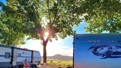 Modern Pet-Friendly RV Suite with Private Deck, Firepit & Full Kitchen near Williams, Arizona - Williams, Arizona - glamping.directory