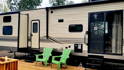 Modern Pet-Friendly RV Suite with Private Deck, Firepit & Full Kitchen near Williams, Arizona - Williams, Arizona - glamping.directory