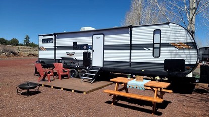 Modern Pet-Friendly RV Suite with Private Deck, Firepit & Full Kitchen near Williams, Arizona - Williams, Arizona - glamping.directory