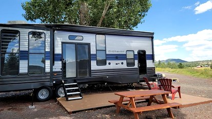 Modern Pet-Friendly RV Suite with Private Deck, Firepit & Full Kitchen near Williams, Arizona - Williams, Arizona - glamping.directory