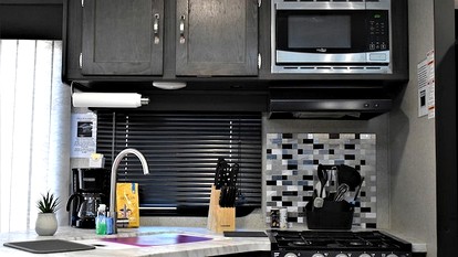 Modern Pet-Friendly RV Suite with Private Deck, Firepit & Full Kitchen near Williams, Arizona - Williams, Arizona - glamping.directory