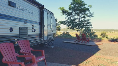 Modern Pet-Friendly RV Suite with Private Deck, Firepit & Full Kitchen near Williams, Arizona - Williams, Arizona - glamping.directory