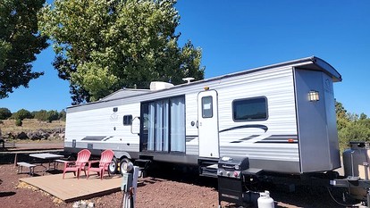 Modern Pet-Friendly RV Suite with Private Deck, Firepit & Full Kitchen near Williams, Arizona - Williams, Arizona - glamping.directory