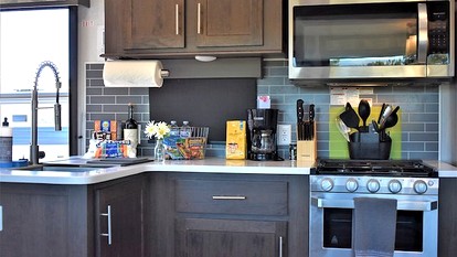 Modern Pet-Friendly RV Suite with Private Deck, Firepit & Full Kitchen near Williams, Arizona - Williams, Arizona - glamping.directory