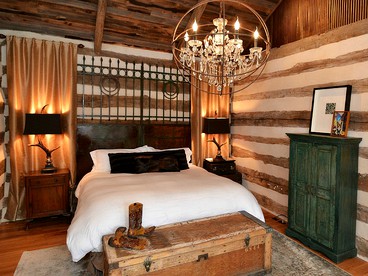 Exquisite Group Rental with an Outdoor Pool near New Braunfels, Texas - Wimberley, Texas - glamping.directory