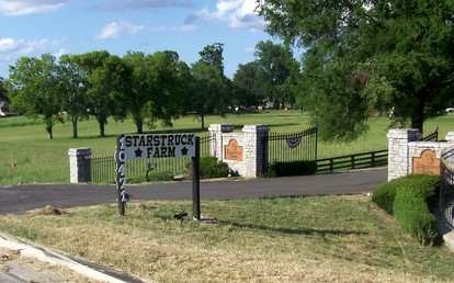 Charming Farm Stay in Gallatin, Tennessee – Iconic Barn Lodging with Private Baths, Breakfast & Near Old Hickory Lake - glamping.directory