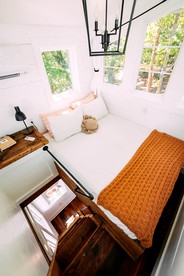Breathtaking Tree House with Jacuzzi and Lofted Interior in Georgia - Rising Fawn, Georgia - glamping.directory