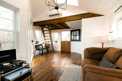 Breathtaking Tree House with Jacuzzi and Lofted Interior in Georgia - Rising Fawn, Georgia - glamping.directory