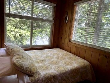 Fantastic Cottage with Stunning Views and Lake Access in Holderness, New Hampshire - Holderness, New Hampshire - glamping.directory