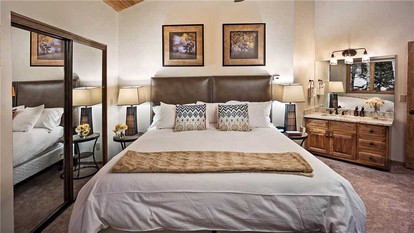 Ski-in, Ski-Out Vacation Rental with a Game Room and a Hot Tub in Steamboat Springs, Colorado - Steamboat Springs, Colorado - glamping.directory