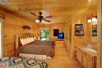 Spacious Cabin near Gatlinburg for a Group Getaway in Tennessee - Sevierville, Tennessee - glamping.directory