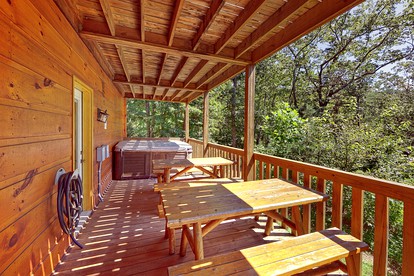 Spacious Cabin near Gatlinburg for a Group Getaway in Tennessee - Sevierville, Tennessee - glamping.directory
