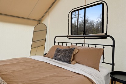 Rustic Lakefront Glamping Under the Stars with River Accesss & Kayaking in Wewahitchka, Florida - Wewahitchka, Florida - glamping.directory