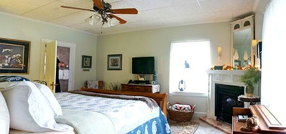 Romantic Bed and Breakfast Getaway with a Fireplace in Lincoln, Nebraska - Lincoln, Nebraska - glamping.directory