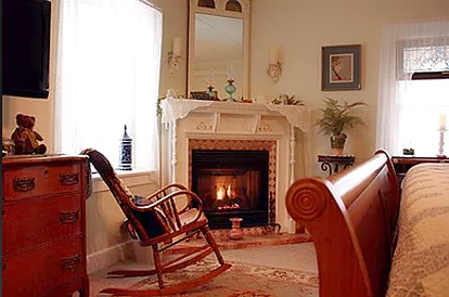 Romantic Bed and Breakfast Getaway with a Fireplace in Lincoln, Nebraska - Lincoln, Nebraska - glamping.directory