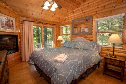 Lovely Cabin with Hot Tub Surrounded by Trees for a Peaceful Getaway in Nature in Boone, North Carolina - Boone, North Carolina - glamping.directory