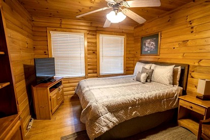 Lovely Cabin with Hot Tub Surrounded by Trees for a Peaceful Getaway in Nature in Boone, North Carolina - Boone, North Carolina - glamping.directory