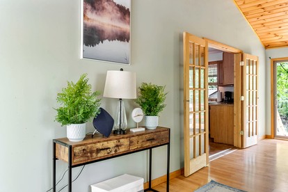 Modern Cabin with Hot Tub, Covered Porch, Fire Pit, and WiFi in Berkeley Springs, West Virginia - Berkeley Springs , West Virginia - glamping.directory