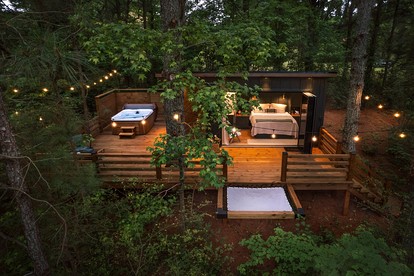 Cute Elevated Tiny House with Private Hot Tub for Romantic Escapes in Alabama - Guntersville, Alabama - glamping.directory