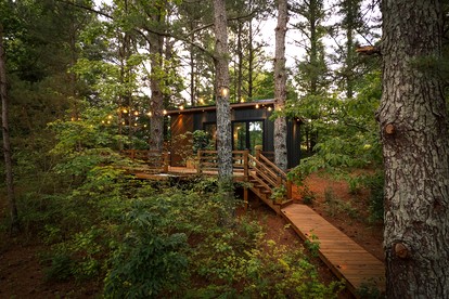 Cute Elevated Tiny House with Private Hot Tub for Romantic Escapes in Alabama - Guntersville, Alabama - glamping.directory
