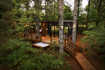 Cute Elevated Tiny House with Private Hot Tub for Romantic Escapes in Alabama - Guntersville, Alabama - glamping.directory