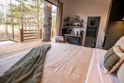 Cute Elevated Tiny House with Private Hot Tub for Romantic Escapes in Alabama - Guntersville, Alabama - glamping.directory