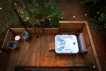 Cute Elevated Tiny House with Private Hot Tub for Romantic Escapes in Alabama - Guntersville, Alabama - glamping.directory
