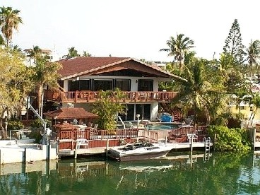 Waterside Cottage Accommodation with Private Swimming Pool in Islamorada, Florida - glamping.directory