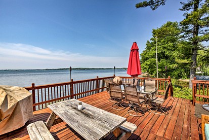 Cozy Bay front Cabin with Private Dock and Charming Outdoor Picnic Space in Hammond, New York - Hammond, New York - glamping.directory