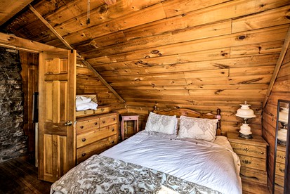 Cozy Bay front Cabin with Private Dock and Charming Outdoor Picnic Space in Hammond, New York - Hammond, New York - glamping.directory