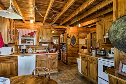 Cozy Bay front Cabin with Private Dock and Charming Outdoor Picnic Space in Hammond, New York - Hammond, New York - glamping.directory