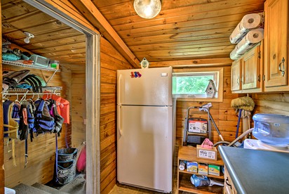 Cozy Bay front Cabin with Private Dock and Charming Outdoor Picnic Space in Hammond, New York - Hammond, New York - glamping.directory