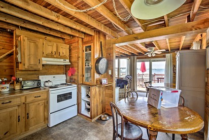Cozy Bay front Cabin with Private Dock and Charming Outdoor Picnic Space in Hammond, New York - Hammond, New York - glamping.directory