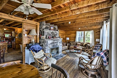 Cozy Bay front Cabin with Private Dock and Charming Outdoor Picnic Space in Hammond, New York - Hammond, New York - glamping.directory