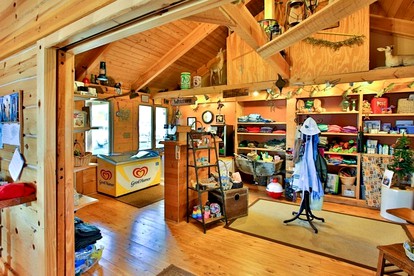 Inviting Log Cabin for a Tranquil Getaway in Voyageurs National Park, Minnesota - Kabetogama, Minnesota - glamping.directory