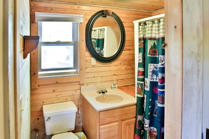 Inviting Log Cabin for a Tranquil Getaway in Voyageurs National Park, Minnesota - Kabetogama, Minnesota - glamping.directory