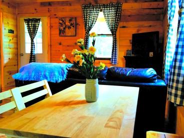 Cozy Cabin Rental with a Four-Person Hot Tub near Hocking Hills State Park, Ohio - Logan, Ohio - glamping.directory