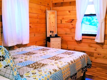 Cozy Cabin Rental with a Four-Person Hot Tub near Hocking Hills State Park, Ohio - Logan, Ohio - glamping.directory