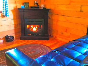 Cozy Cabin Rental with a Four-Person Hot Tub near Hocking Hills State Park, Ohio - Logan, Ohio - glamping.directory