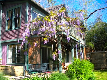 Gorgeous Retreat for a Romantic Getaway in Eureka Springs, Arkansas - glamping.directory