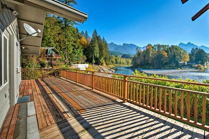 Beautiful Cabin Rental with Private Hot Tub on the Skykomish River in Washington - Gold Bar, Washington - glamping.directory