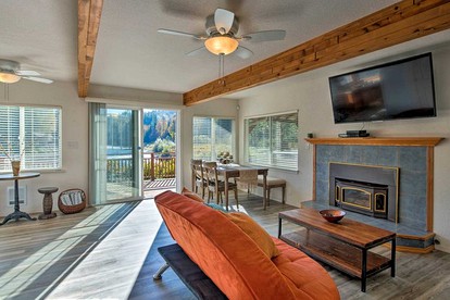 Beautiful Cabin Rental with Private Hot Tub on the Skykomish River in Washington - Gold Bar, Washington - glamping.directory