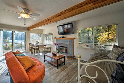 Beautiful Cabin Rental with Private Hot Tub on the Skykomish River in Washington - Gold Bar, Washington - glamping.directory