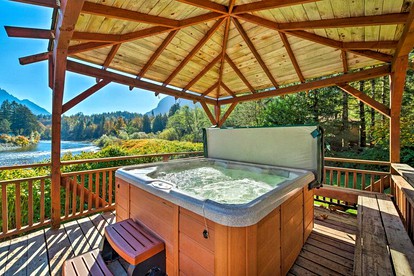 Beautiful Cabin Rental with Private Hot Tub on the Skykomish River in Washington - Gold Bar, Washington - glamping.directory