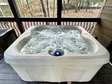 Impressive Cabin with Hot-tub and Close to Great Hiking Trails in Monteagle, Tennessee - Monteagle, Tennessee - glamping.directory