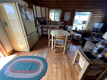 Charming Cabin with Spectacular Mountain Views near Madison River in Ennis, Montana - Ennis, Montana - glamping.directory