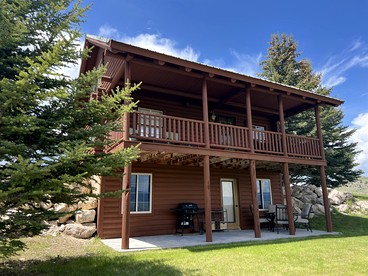 Charming Cabin with Spectacular Mountain Views near Madison River in Ennis, Montana - glamping.directory